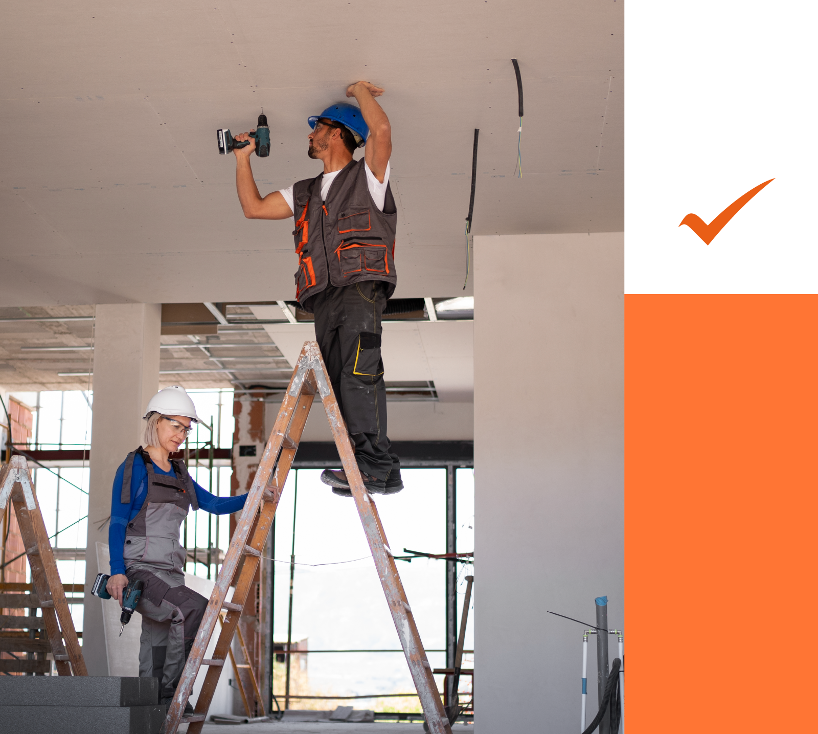 Trabajador realizando check final