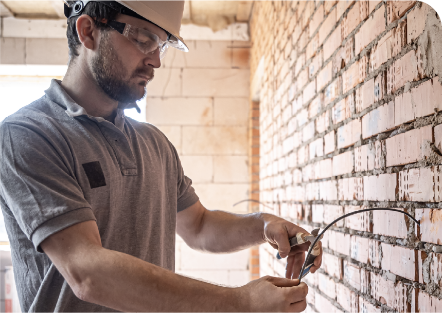 Electricista trabajando en instalación